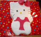 Narodeninová piškótová Kitty torta s kakaovým krémom