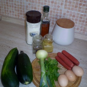 Prichystáme si suroviny. Nakrájame najemno cuketu (nie strúhať), najemno cibuľku, najemno párky alebo salámu. Pridáme múku, vajcia, koreniny, soľ a roztopený Palmarin. Veľmi dobrá je kombinácia aj s nakrájanou paradajkou cca 5 ks. 