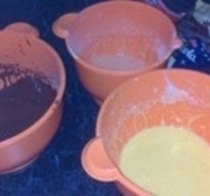 Cesto rozdelíme na 3 časti. Do každej dáme iný puding.