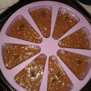 Cesto môžeme vyliať na plech vystlaný papierom / do muffinového plechu / inej formy. Ja som použila túto a vyšlo mi z nej 15 kúskov. A pečieme