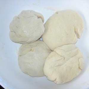 Vykysnuté cesto si rozdelíme na 6 rovnako veľkých bochníkov. Môžeme si ich aj odvážiť.