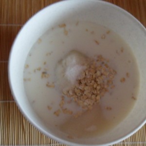 Všetky ingrediencie spolu zmiešame a necháme postáť 3 minútky.