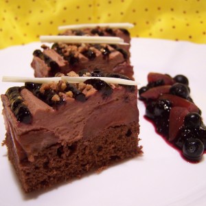 Slivkový dezert s čokoládou a slivkovo-čučoriedkovou omáčkou