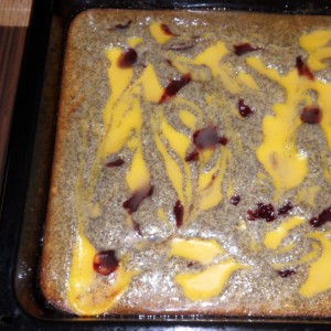 Na cesto poukladáme lyžičkou džem, lyžicou rozlejeme uvarený puding.  Nakoniec lyžicou prejdeme po ceste, aby  puding, džem a cesto trošku  splynuli.