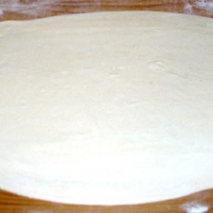 Rozmrazené lístkové cesto si rozdelíme na tretiny a postupne každú rozvaľkáme na pomúčenej doske.