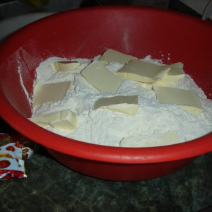 Kvások pridáme do plastovej nádoby k 1 kg hladkej múky špeciál, 180g Palmarinu, štipku soli a vymiešame na vláčne cesto. Necháme kysnúť 1 hod. 