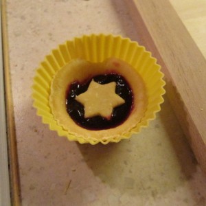 Lekvár dáme do košíčkov, položíme vykrojenú hviezdičku a pečieme 15 min. pri 180 °C.