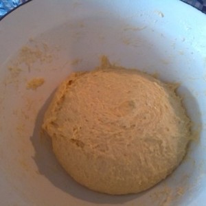 Z droždia, trochu mlieka a cukru si urobíme kvások. Do misky si nachystáme preosiatu múku, žĺtky, zmäknutý palmarín, mlieko, trochu soli a cukor. Nakoniec všetko spolu zmiesime a vypracujeme nelepiace sa cesto. Necháme ho vykysnúť. Mlieko je napísané približne.