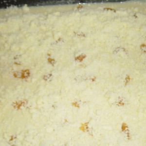 Pripravíme si posýpku z hrubej múky, cukru a Palmarinu. Dáme na ovocie. Pečieme asi 20min. pri teplote 180°C.
