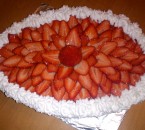 Jahodová torta s plnkou z bielej čokolády 
