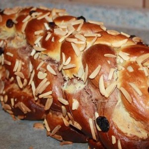Pečieme vo vyhriatej rúre v strede rúry, nie aby bol plech v strede, ale vianočka, tak plech bude v dolnej časti rúry, pečieme pomaly, aby sa vianočka prepiekla.