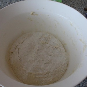 Z múky, kryštálového cukru, kvásku a tuku pripravíme cesto a necháme nakysnúť.