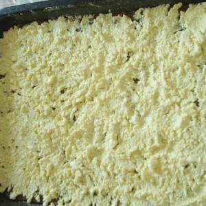 Na cesto natrieme tvarohovú hmotu a dáme piecť na 150°C.