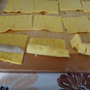 Rozgúľame, urobíme štvorčeky - narežeme ich, naplníme orechami a zavynieme.