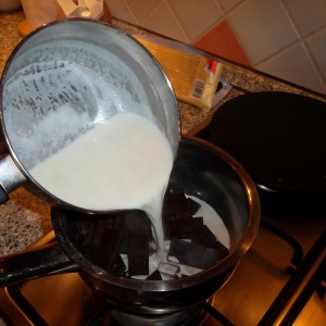 Čokoládu nastrúhame do misky. Smotanu zohrejeme (nesmie vrieť) a zalejeme ňou postrúhanú čokoládu. Miešame, až kým sa čokoláda rozpustí.