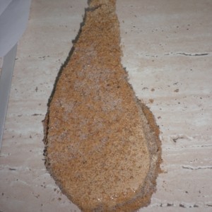 Vyšľaháme 4 žĺtky s 300g práškového cukru a 12 PL vody, pridáme múku, prášok do pečiva a vyšľahaný sneh (zo 4 vajec). Keď sa to všetko spojí, pridáme mleté orechy a premiešame vareškou a upečieme. Po upečení necháme vychladnúť a vytvarujeme si cesto do tvaru ryby.