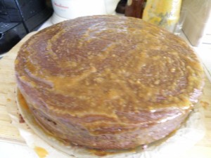 V mikrovlnke alebo vo vodnom kúpeli zohrejem marhuľový džem aby bol horúci. Ja som doňho priliala aj koňak, ale v zásade to nie je nutné. Nepoužívala by som rum, lebo je príliš aromatický, ale koňak zvýrazní chuť marhuľového džemu. Touto zmesou potrieme tortu v strede a aj na povrchu.