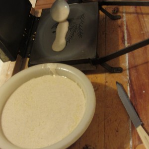 Obe platničky stroja na výrobu oblátok zľahka natrieme olejom (roztopenou Cerou).  Rozohrejeme platničky a do stredu spodnej nalejeme 1 lyžicu cestíčka.