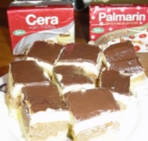 Z mlieka a pudingu uvaríme krém, ktorý necháme vychladnúť. Maslo vymiešame s cukrom a do zmesi pridáme puding, všetko poriadne vyšľaháme. Plnkou potrieme vychladnuté cesto. V hrnci nad parou rozpustíme čokoládu, polejeme ňou plnku.