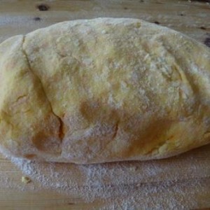 Vznikne bochník. Recept je na dve dávky - prekrojíme na dva bochníky.