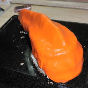 Pripravíme si marcipán: 250g práškového cukru, stužený tuk (Cera) veľkosť orecha, resp. koľko bude pýtať, 125g sušeného mlieka, 1 PL medu, 3PL vody, rozdelíme a pridáme farbu akú budeme potrebovať. Vyvaľkáme a natiahneme na tortu.